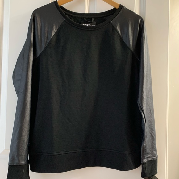 Victoria’s Secret Sport Faux Leather Sleeves Top - Picture 4 of 6